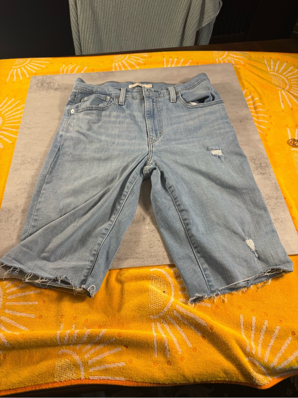 Levi's light blue high-rise straight crop jean shorts - Picture 2 of 5